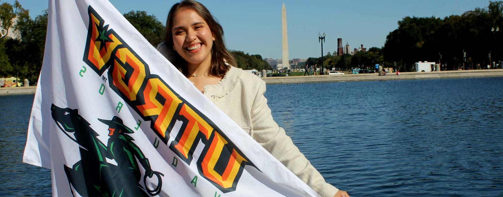 金沙中国 student with flag at DC